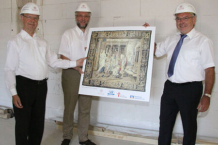 Volksbank Hildesheim unterstützt Restaurierung von Bildteppich "Die Botschaft" für Dommuseum