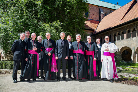 Domkapitel und Bischöfe mit Pater Dr. Heiner Wilmer