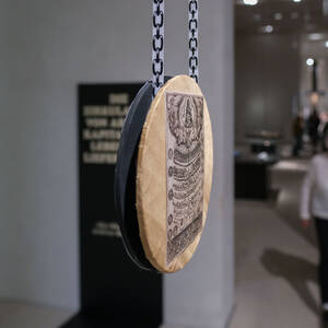 Ausstellung Dommuseum Hildesheim Die Zirkulation von Arbeit, Kapital und Leben als Lieferkette
Ausstellung vom 29. Oktober 2025 bis 6. April 2026 von Alice Creischer und Andreas Siekmann