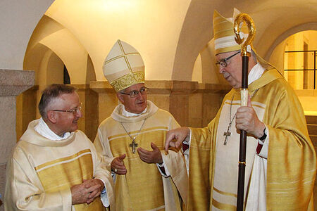 Bischof überreicht italienischer Gemeinde Godehard-Reliquie