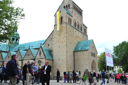 Besucher vor dem Hildesheimer Dom