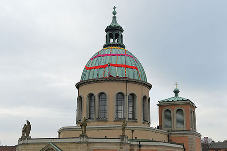 Wollenes Strickgraffiti schmückt Kuppel der Basilika St. Clemens