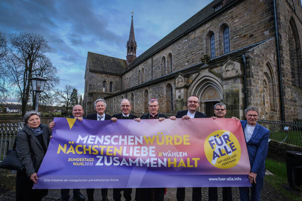 Die evangelische und die katholische Kirche in Niedersachsen werben vor der Bundestagswahl gemeinsam für Menschenwürde, Nächstenliebe und Zusammenhalt in der Gesellschaft.