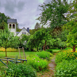 Denkmalgeschützte Kirche umgeben von einem Park