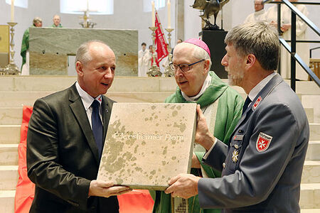 Bischof Trelle übergibt Stein für Friedenszentrum bei ehemaligem Konzentrationslager Auschwitz