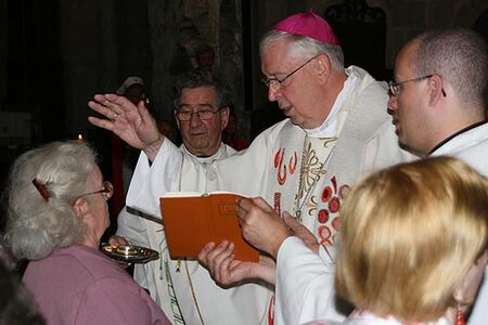 Lourdes-Wallfahrt 2010: Bischof Trelle spendet Krankensalbung