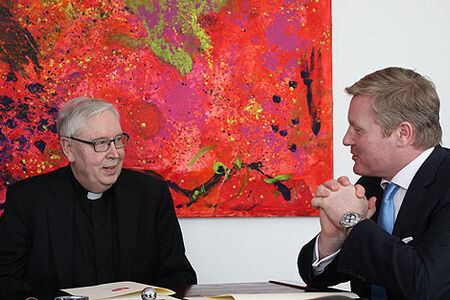 Bischof Norbert Trelle unterzeichnet Vereinbarung Sachkostenzuschüsse für Konkordatsschulen