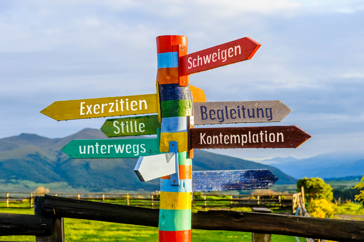 Angebote Spiritualität Wegweiser mit verschiedenen Richtungen